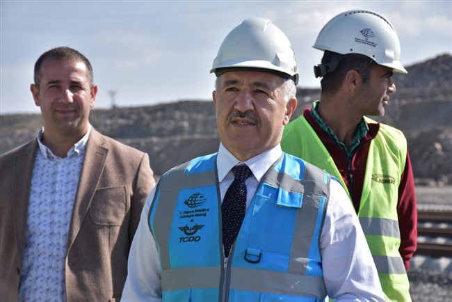 baku-tiflis-kars-demir-yolu-hem-kitalari-hem-raylari-birlestirdi-(10).jpg