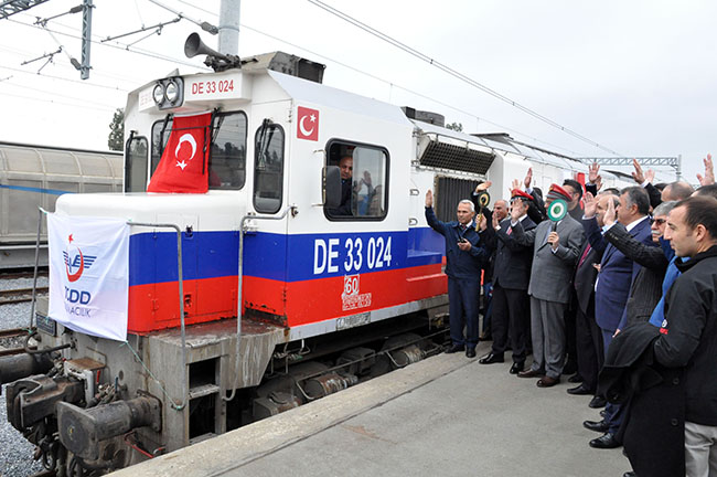 baku-tiflis-kars-demiryolu-hattinda-turkiyeden-ilk-tren-yola-cikti--(3).jpg