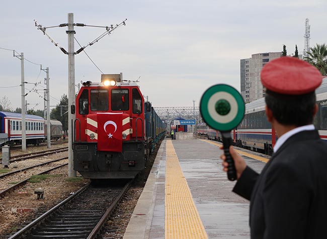 baku-tiflis-kars-demiryolu-hattinin-kara-treni-fark-atti-(2).jpg