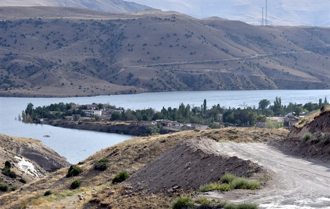 baraj-nedeniyle-bosaltilan-koyde-sahipsiz-kalan-kopeklere-vatandaslar-sahip-cikiyor-(3).jpg
