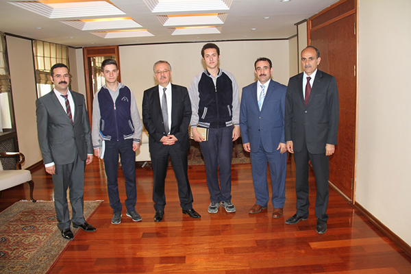 basarili-ogrencilerden-valiye-ziyaret-(1)-003.jpg
