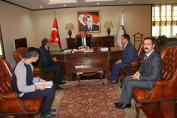 basarili-ogrencilerden-valiye-ziyaret-(2).jpg