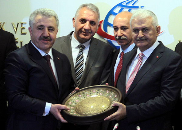 basbakan-binali-yildirim,-gorevi-ahmet-arslana-teslim-etti-(2).jpg