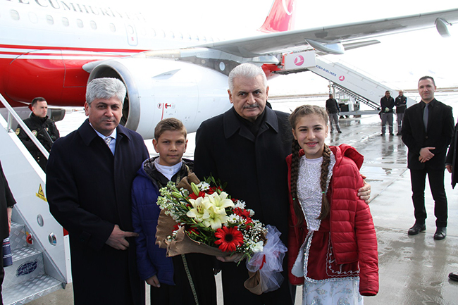 basbakan-binali-yildirim-kars’ta-resmi-torenle-karsilandi-(2).jpg