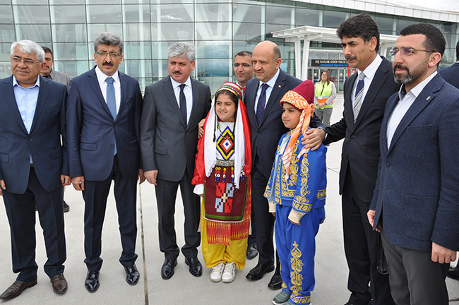 basbakan-yardimcisi-isik-kars’ta--(2).jpg