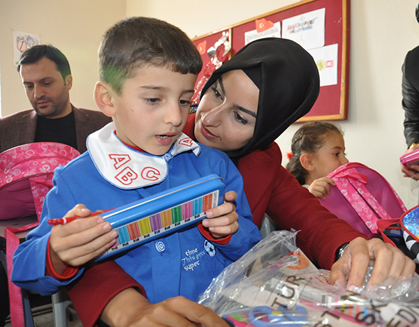 basbakan-yildirim’in-kizi-ve-kardesinden-ogrencilere-egitim-seti-(12).jpg