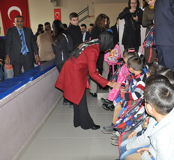 basbakan-yildirim’in-kizi-ve-kardesinden-ogrencilere-egitim-seti-(3).jpg