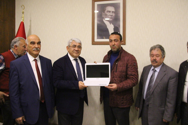 baskan-kacanta-muhtarlara-bilgisayar-hediye-etti-(1).jpg