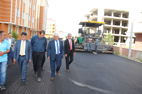 baskan-karacanta,-asfalt-calismalarini-yerinde-inceledi-(3).jpg