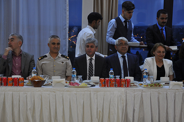baskan-karacanta,-sehit-ve-gazi-aileleriyle-iftarda-bulustu-(4).jpg