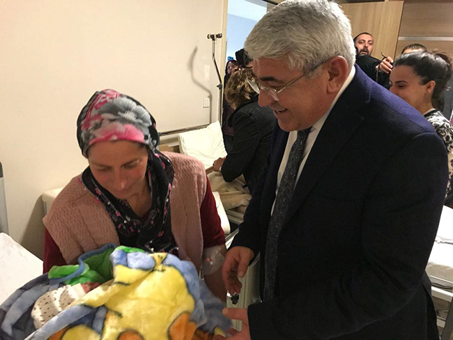 baskan-karacanta,-yeni-yilin-ilk-bebeklerini-ziyaret-etti-(1).jpg