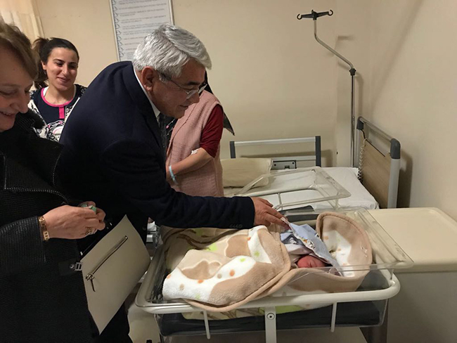 baskan-karacanta,-yeni-yilin-ilk-bebeklerini-ziyaret-etti-(2).jpg