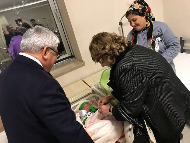 baskan-karacanta,-yeni-yilin-ilk-bebeklerini-ziyaret-etti-(4).jpg