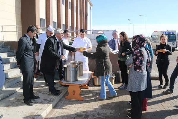 baskan-murtaza-karacanta,-universite-ogrencilerine-corba-ikram-etti-(2).jpg