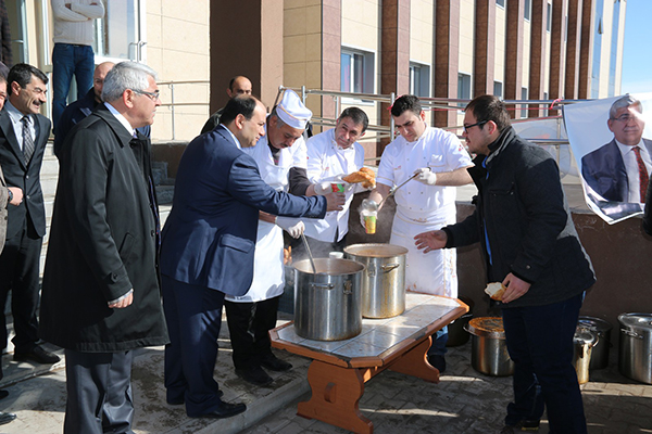 baskan-murtaza-karacanta,-universite-ogrencilerine-corba-ikram-etti-(3).jpg