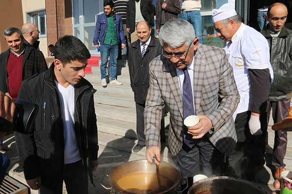 baskan-murtaza-karacanta,-universite-ogrencilerine-corba-ikram-etti-(5).jpg
