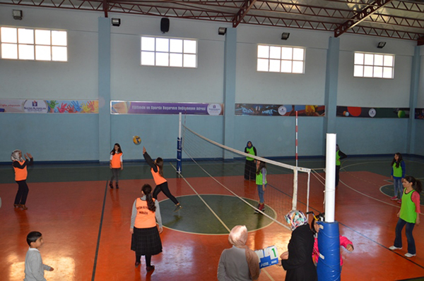 bayan-veliler-voleybol-turnuvasinda-kapisti-(2).jpg