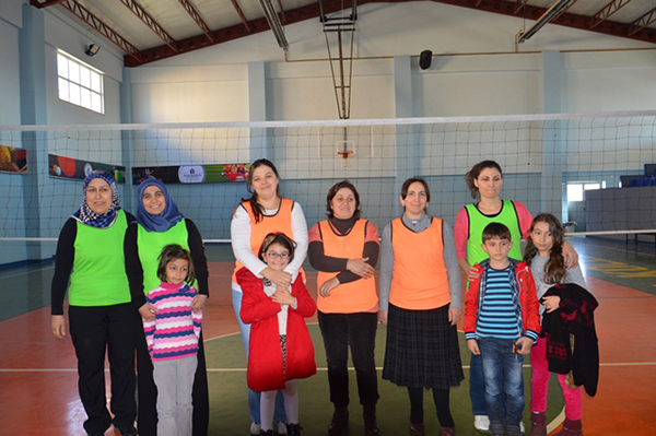 bayan-veliler-voleybol-turnuvasinda-kapisti-(4).jpg