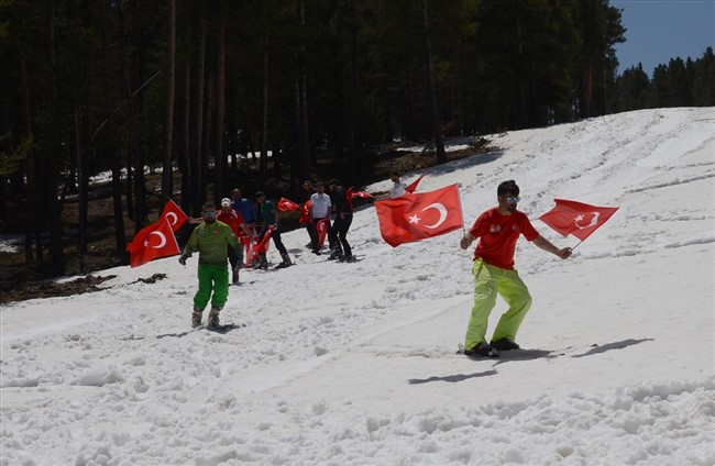 bayrami-2-bin-700-rakimda-kayak-yaparak-kutladilar-(7).jpg