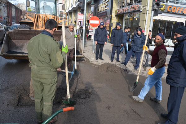 belediye-bozulan-yollari-yama-yapiyor-(1).jpg