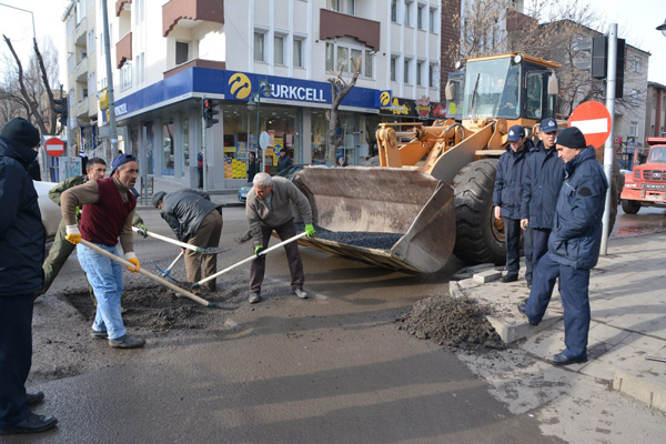 belediye-bozulan-yollari-yama-yapiyor-(2).jpg