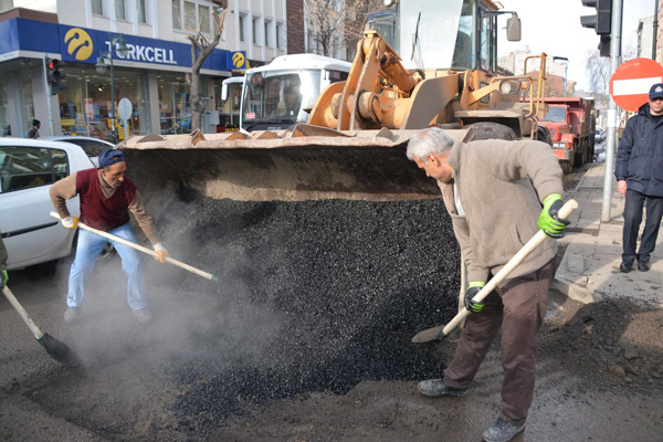 belediye-bozulan-yollari-yama-yapiyor-(3).jpg