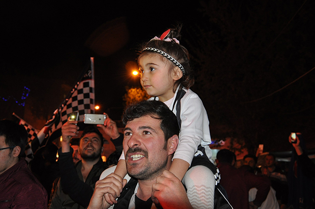 besiktaslilar-kars’ta-sampiyonluk-kutladilar!-(12).jpg