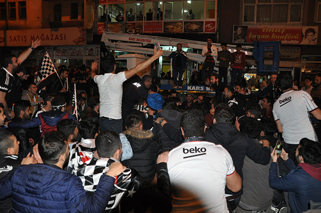 besiktaslilar-kars’ta-sampiyonluk-kutladilar!-(7).jpg