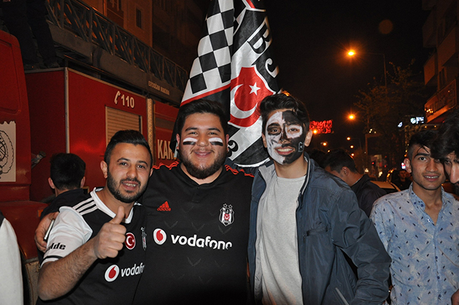 besiktaslilar-kars’ta-sampiyonluk-kutladilar!-(8).jpg