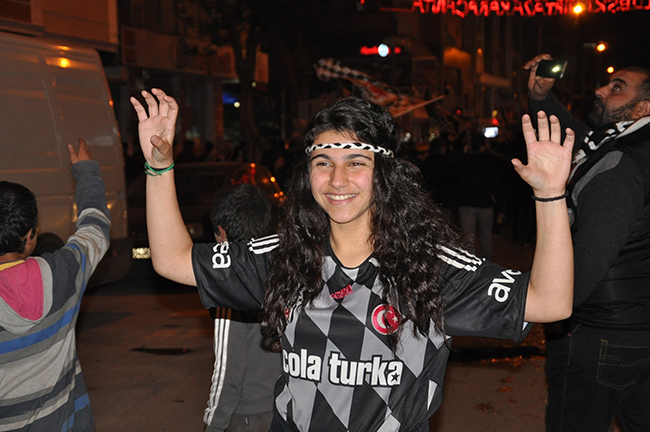 besiktaslilar-kars’ta-sampiyonluk-kutladilar!-(9).jpg