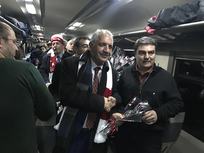 beyribey-ve-toksoy,-dogu-ekspresiyle-yolculuk-yapti-(13).jpg