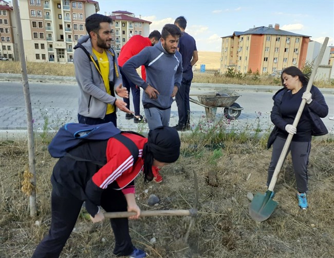 biriktirdikleri-harcliklariyla-fidan-alip-diktiler-(3).jpg