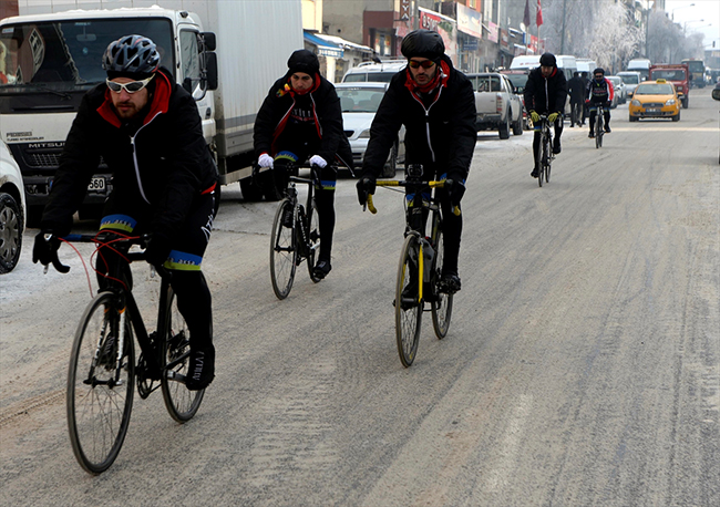bisikletciler-sarikamis-sehitleri-icin-5-gundur-pedal-ceviriyor-(1).jpg