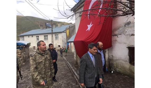 bitlis’in-tatvan-kaymakami-mehmet-ali-ozkan,-kars’in-kagizman-ilcesinde-sehit-dusen-uzman-cavus-tekin-tekin’in-ailesini-ziyaret-etti-(1).jpeg
