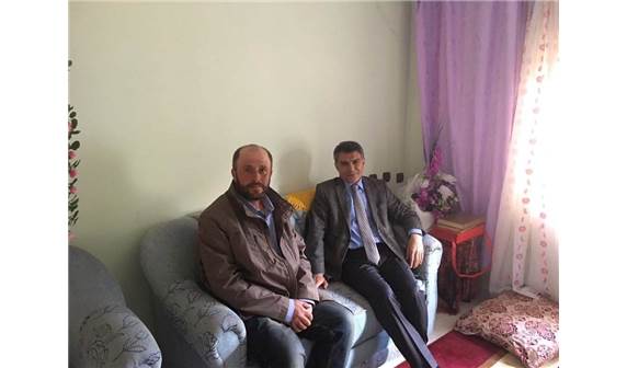 bitlis’in-tatvan-kaymakami-mehmet-ali-ozkan,-kars’in-kagizman-ilcesinde-sehit-dusen-uzman-cavus-tekin-tekin’in-ailesini-ziyaret-etti-(3).jpeg