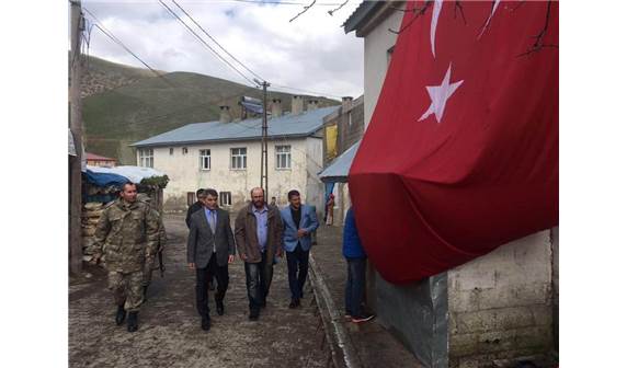 bitlis’in-tatvan-kaymakami-mehmet-ali-ozkan,-kars’in-kagizman-ilcesinde-sehit-dusen-uzman-cavus-tekin-tekin’in-ailesini-ziyaret-etti-(4).jpeg
