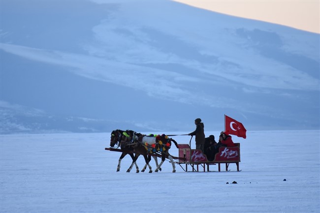 buz-tutan-cildir-golunde-atli-kizak-keyfi-(2).jpg
