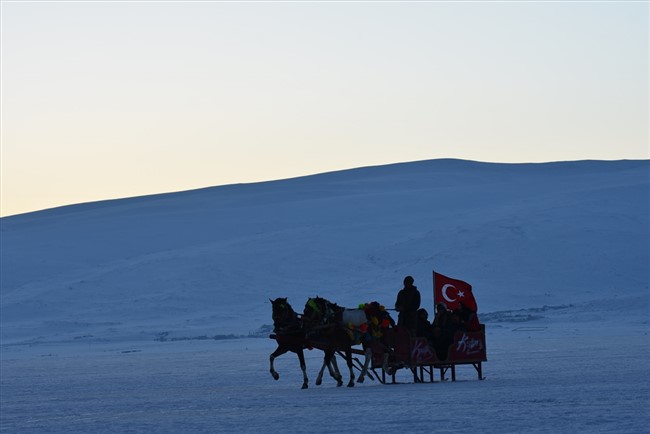 buz-tutan-cildir-golunde-atli-kizak-keyfi-(4).jpg
