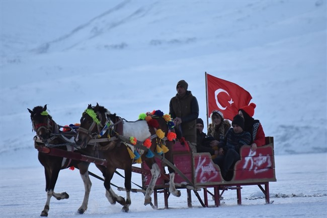 buz-tutan-cildir-golunde-atli-kizak-keyfi-(6).jpg