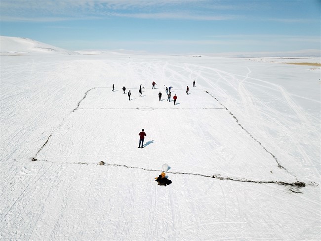 buz-tutan-cildir-golunde-futbol-keyfi-(1).jpg