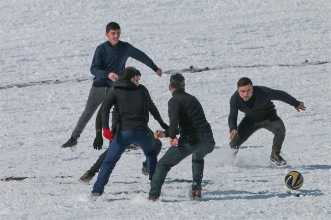 buz-tutan-cildir-golunde-futbol-keyfi-(13).jpg