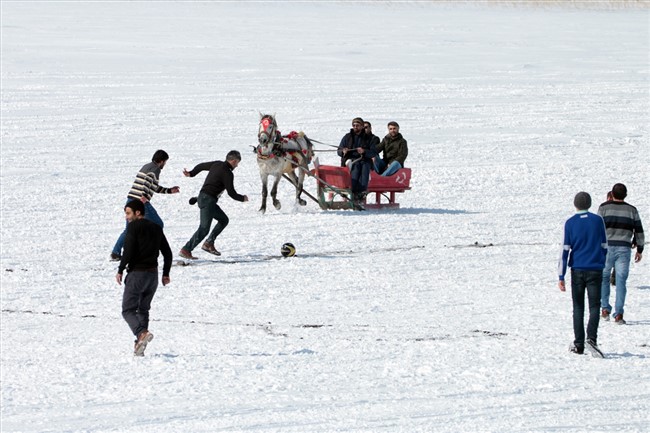 buz-tutan-cildir-golunde-futbol-keyfi-(16).jpg