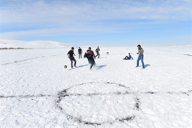 buz-tutan-cildir-golunde-futbol-keyfi-(6).jpg