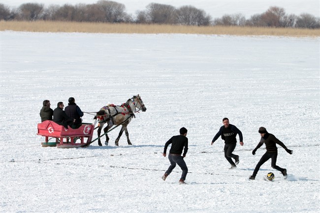 buz-tutan-cildir-golunde-futbol-keyfi-(7).jpg