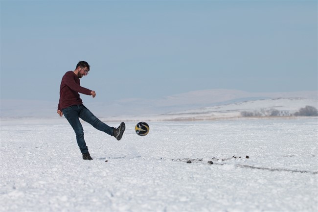 buz-tutan-cildir-golunde-futbol-keyfi-(9).jpg