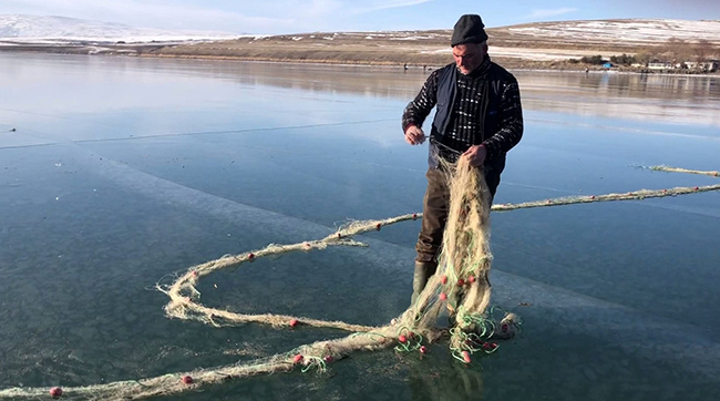 buz-tutan-cildir-golunde-ilk-balik-aglari-atildi-(4).jpg