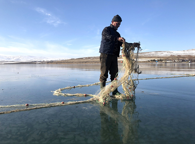 buz-tutan-cildir-golunde-ilk-balik-aglari-atildi-(6).jpg