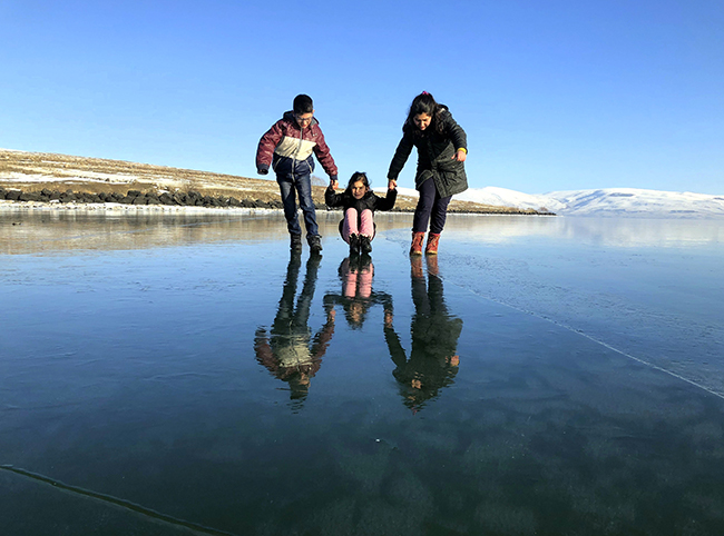 buz-tutan-cildir-golunde-ilk-balik-aglari-atildi-(7).jpg