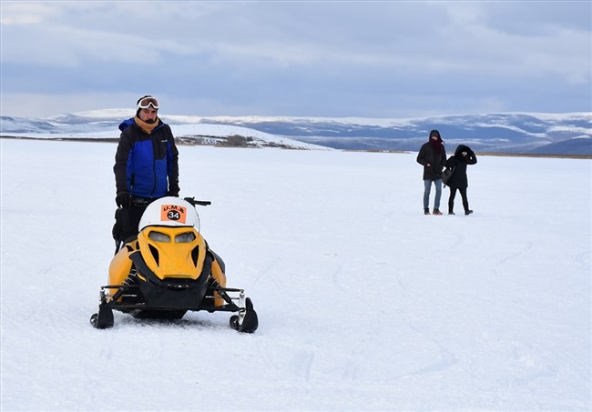 buz-tutan-cildir-golunde-kar-motorlariyla-gezinti-imkani-(1).jpg