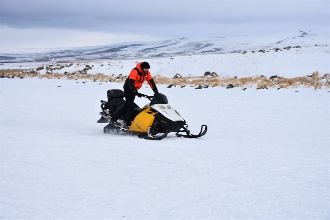 buz-tutan-cildir-golunde-kar-motorlariyla-gezinti-imkani-(3).jpg